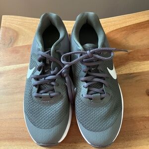 Nike Revolution 6 GS Kid's Running Shoes, Unsex, Size 4